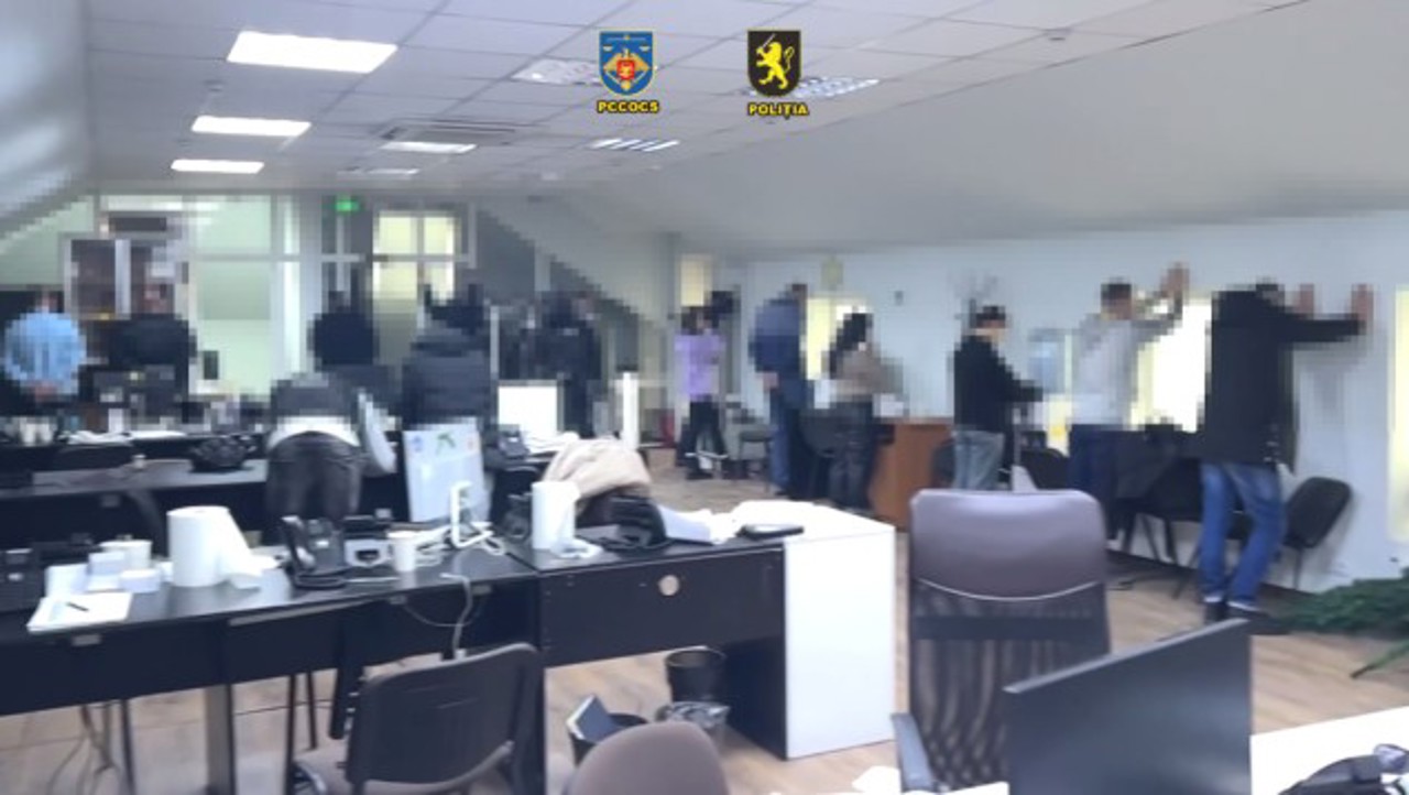 Convingeau persoane „să investească” în cumpărarea bunurilor inexistente: 15 persoane dintr-un „centru de apel” din Chișinău, reținute   