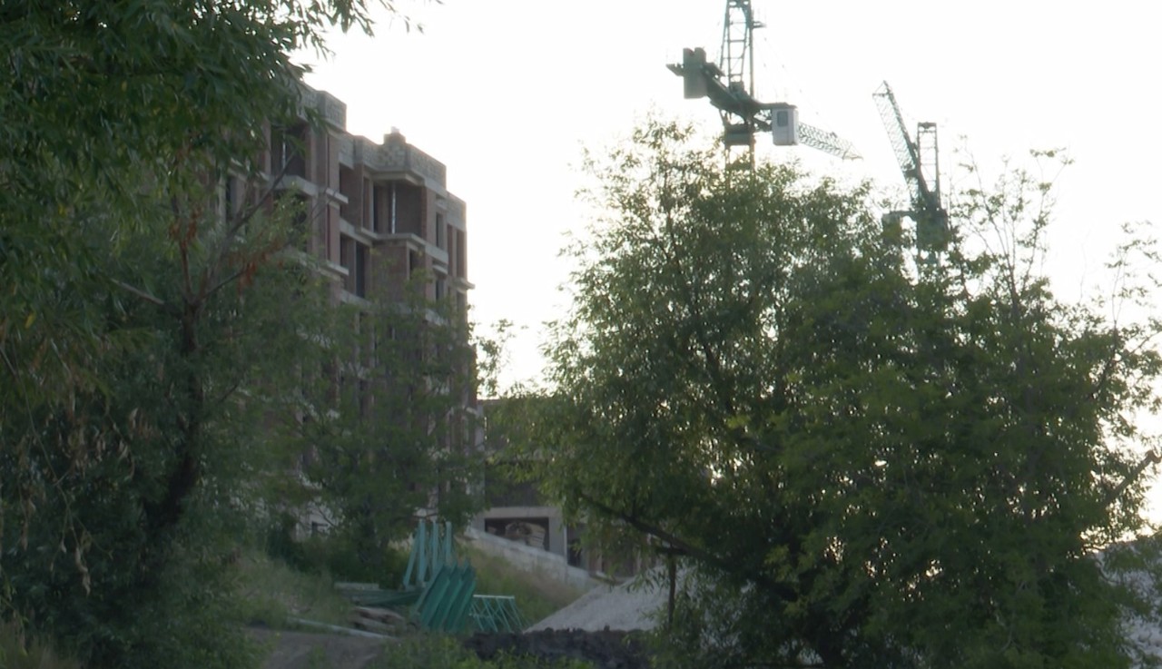 Complex locativ construit pe un teren cu risc de alunecări în orașul Codru. Locuitorii cer oprirea lucrărilor 