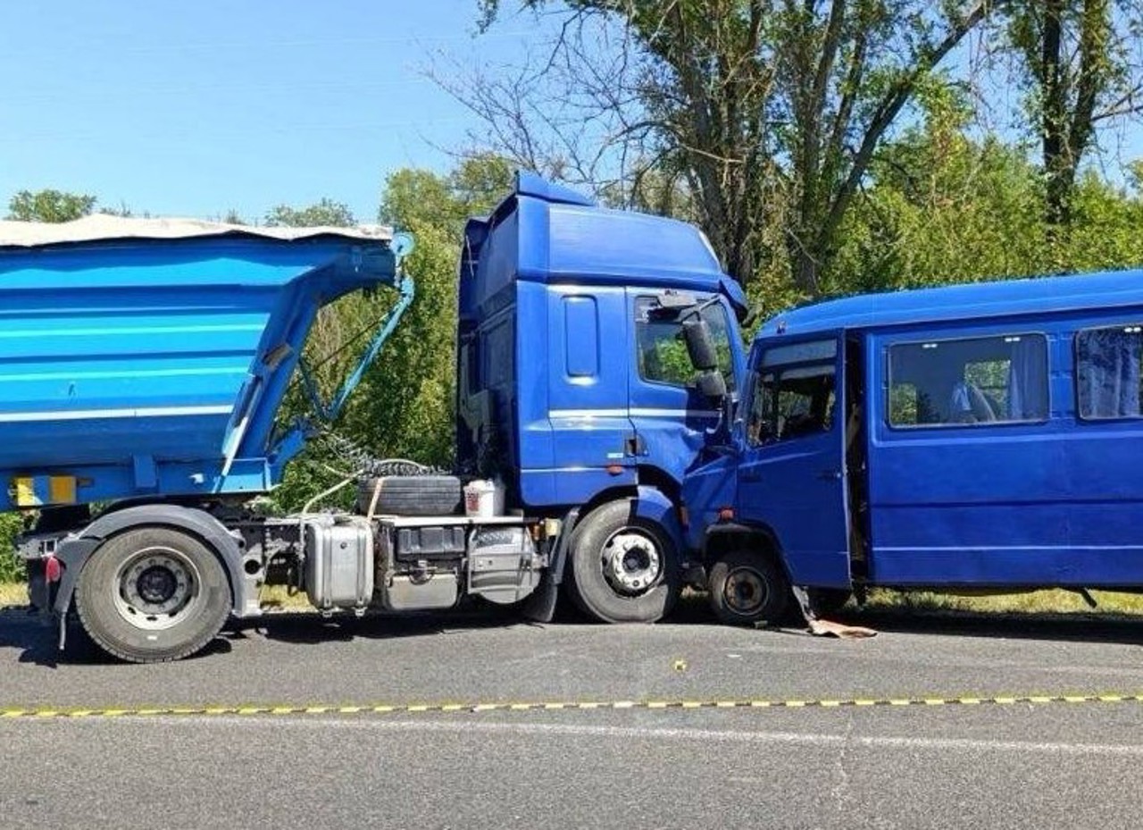 Impact frontal între un autocamion și un microbuz de rută în apropiere de Petrești: 15 persoane au ajuns la spital