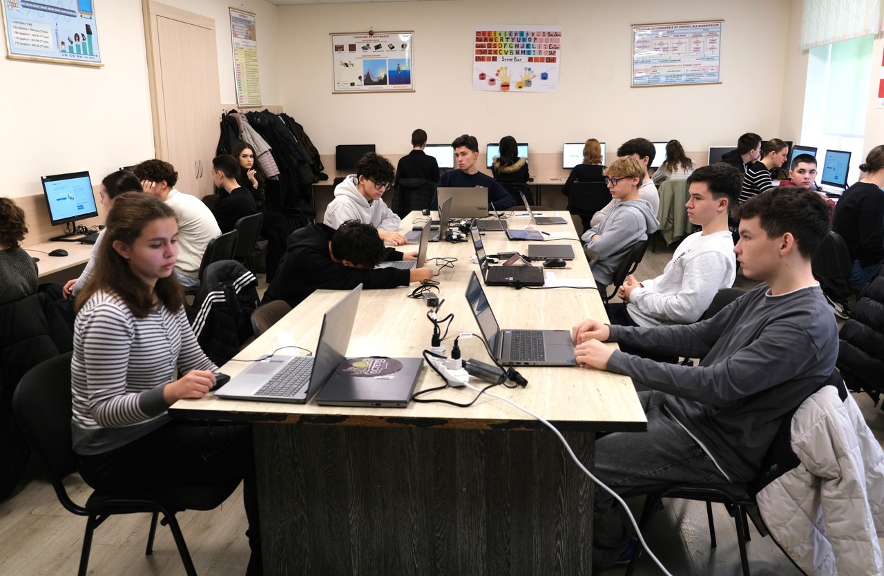 Transformarea în educație: prima testare națională a competențelor digitale în școli 