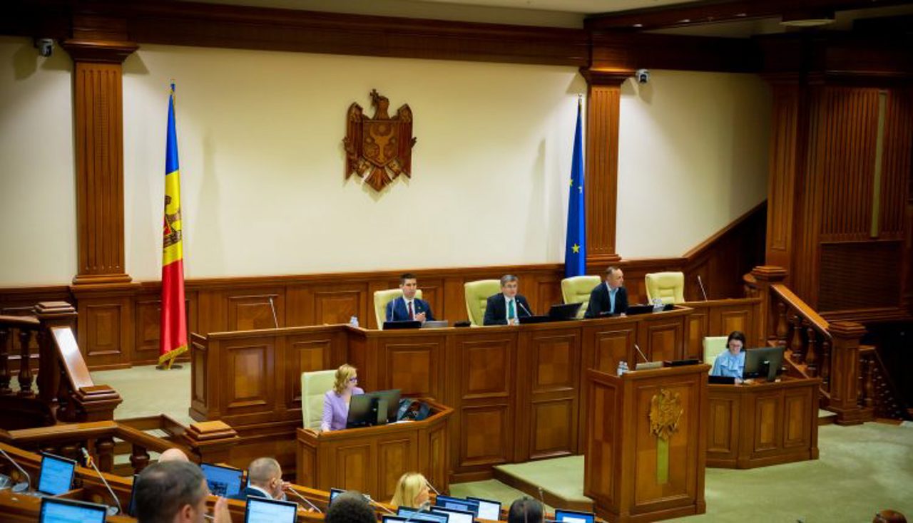 БКС покинул внеочередное заседание парламента. Чем они недовольны и какова реакция главы законодательного органа