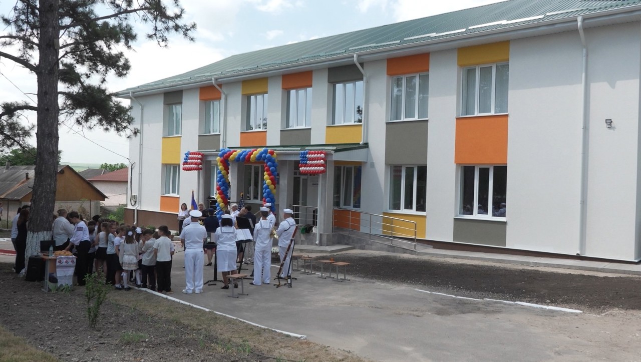 „Voi preda în condiții foarte bune”: Blocul în care învață elevii claselor primare din Florești, renovat cu sprijin american
