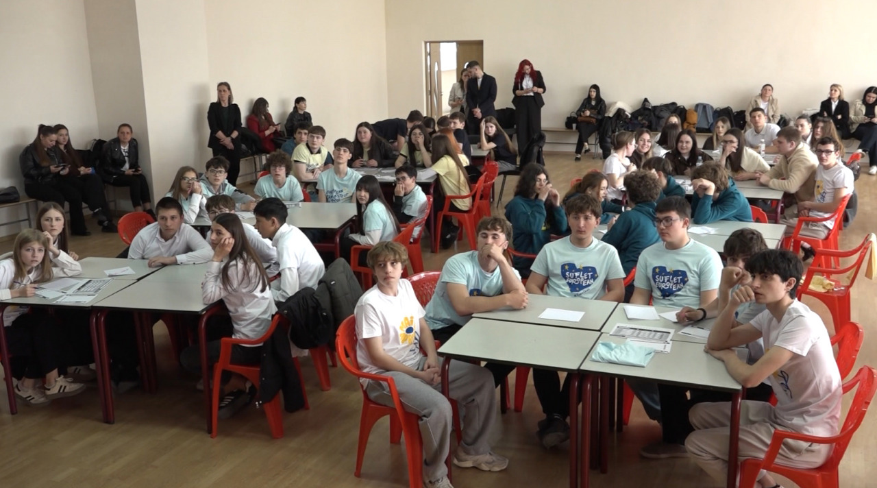 Comrat, gazda unei etape decisive din „EuroQuiz Moldova-2026”: Cei mai buni merg la Chișinău