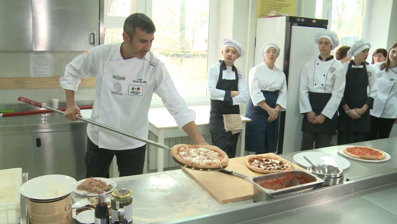 Elevii unei școli profesionale din capitală au făcut pizza, instruiți de un bucătar italian 