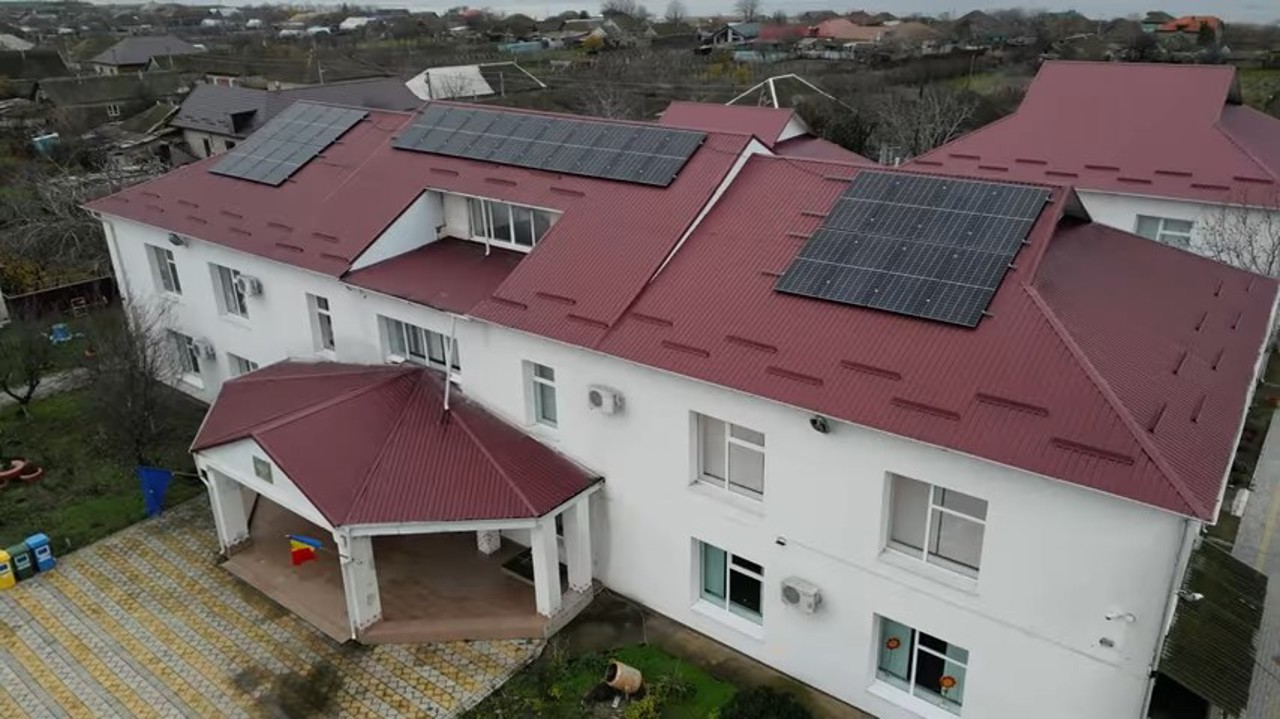 Factură zero la energia electrică: Primărie premiată pentru un proiect de energie din surse regenerabile la o grădiniță din Pașcani