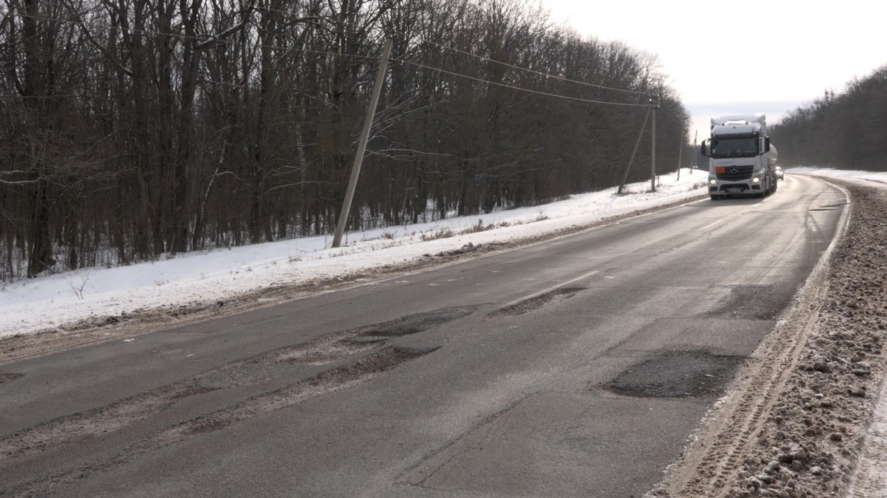 Gropi periculoase pe drumurile naționale. Asfaltul dintre localitățile Condrița și Căpriana a cedat