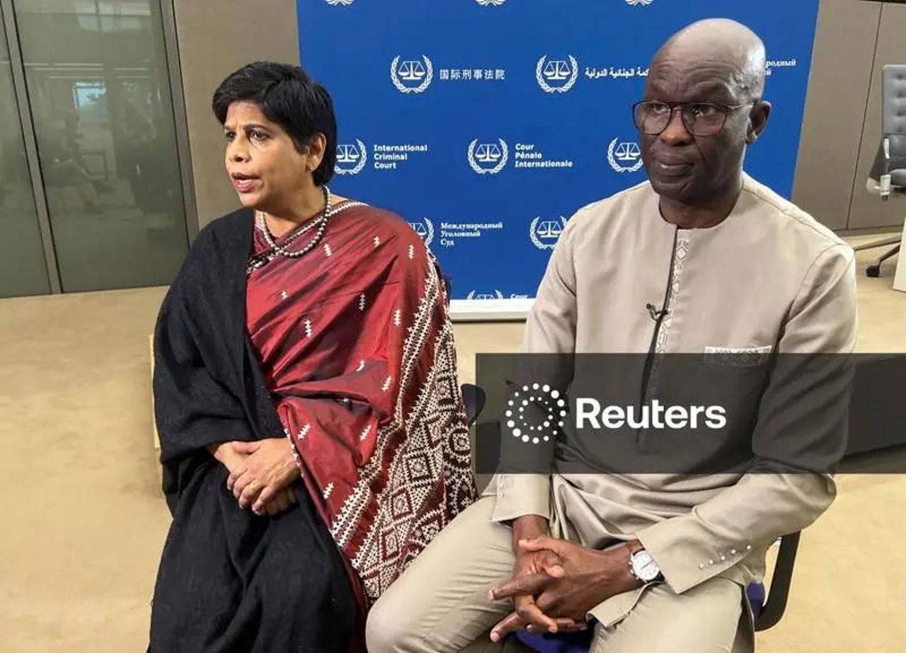 Procurorul adjunct al Curții Penale Internaționale (CPI), Nazhat Shameem Khan, și Mame Mandiaye Niang, avocat și procuror șef interimar al CPI, acordă un interviu agenției Reuters la sediul CPI din Haga, Olanda, pe 5 decembrie 2025. REUTERS/Christian Levaux.