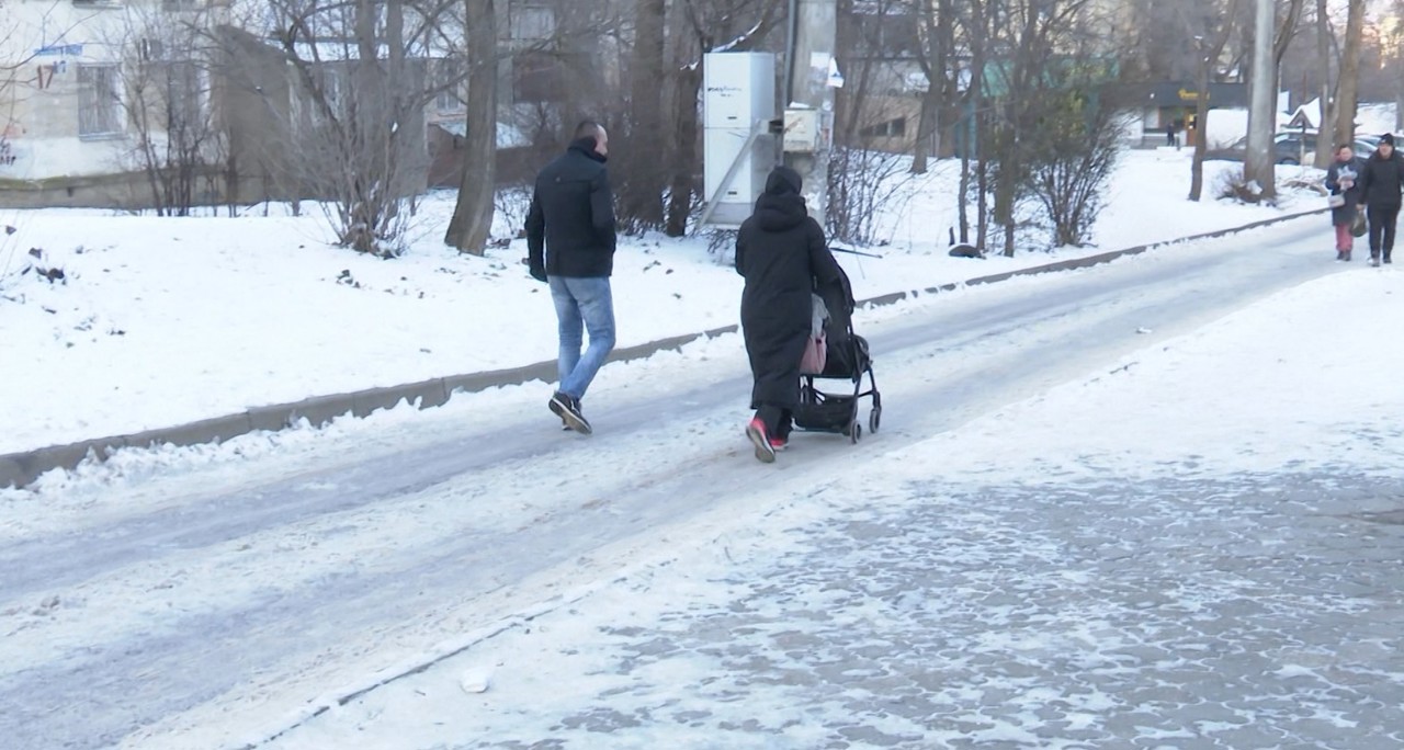 Ghețușul, periculos în curțile de bloc din capitală. Vârstnicii sunt cei mai afectați
