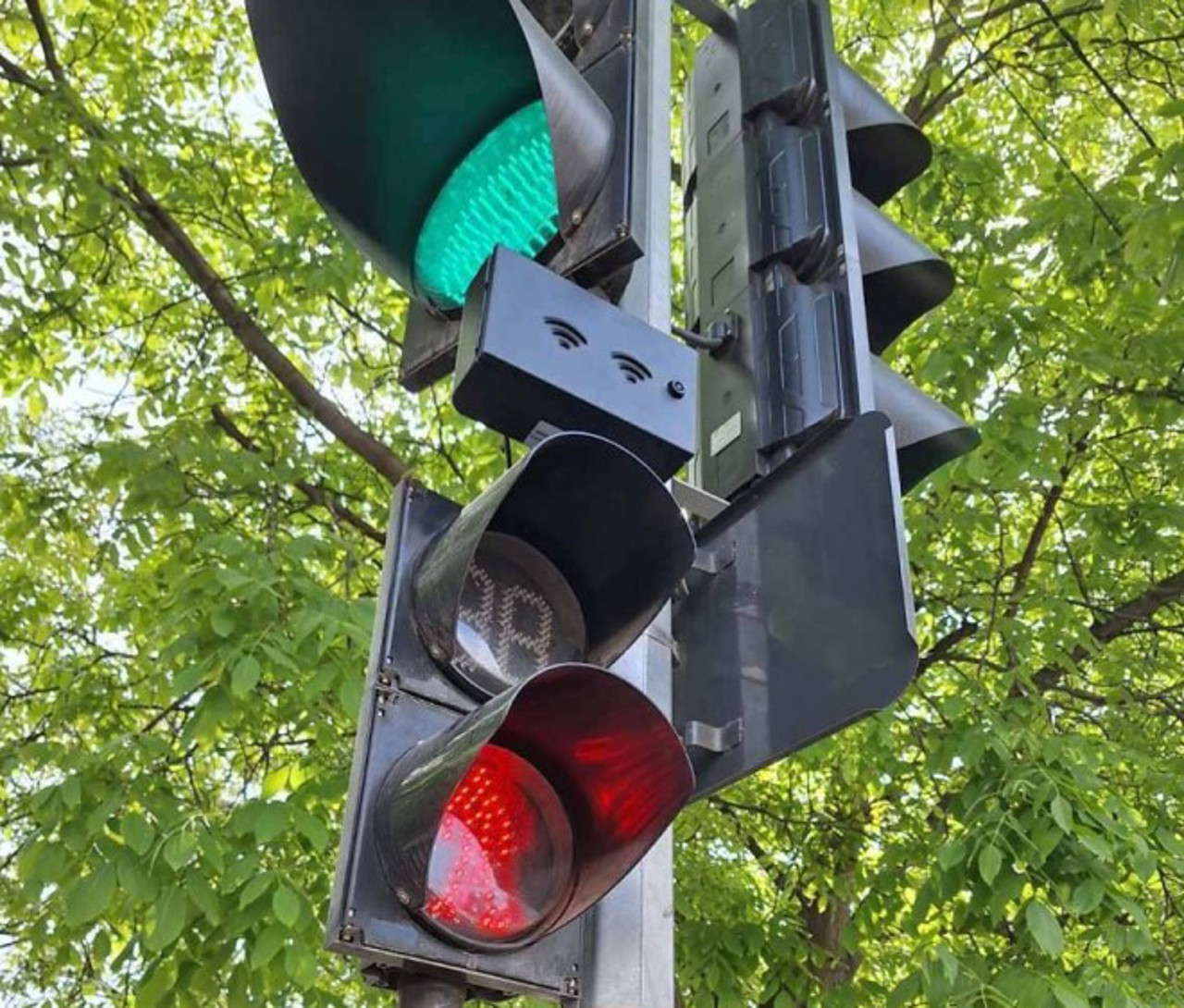 Încă 30 de semafoare sonore, instalate la trecerile de pietoni aglomerate din capitală 