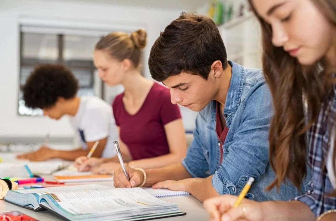 Deduceri fiscale pentru studiile copiilor și cursurile de formare profesională. Ce sumă pot recupera contribuabilii