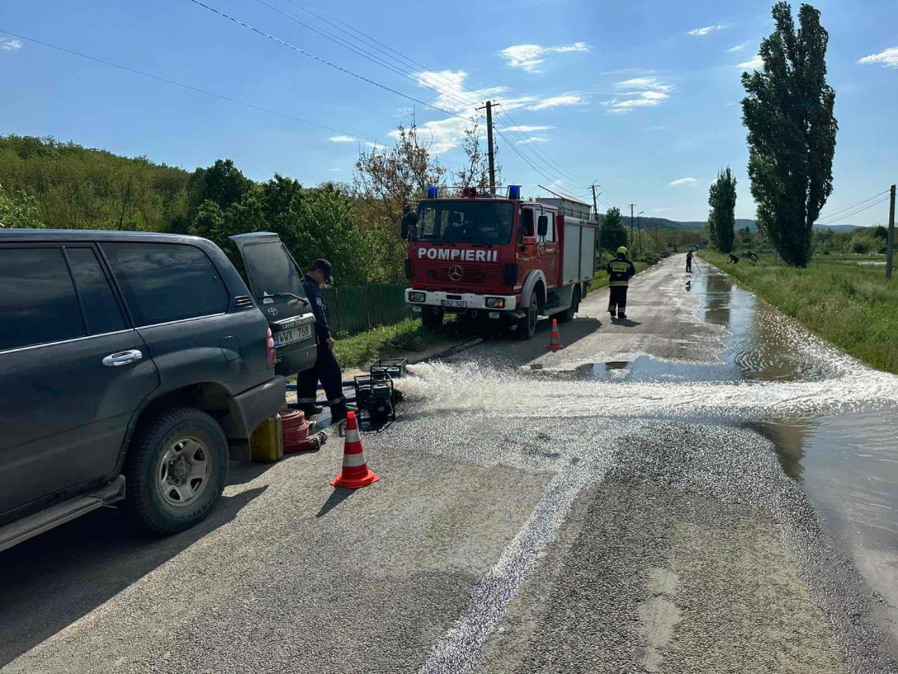 Ploi abundente în mai multe localități: Salvatorii au intervenit pentru pomparea apei din gospodării și deblocarea drumurilor 
