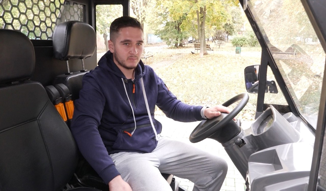 Primul automobil electric, creat în R. Moldova de studenții de la UTM, a fost modernizat. Mașina, dotată cu un panou de bord
