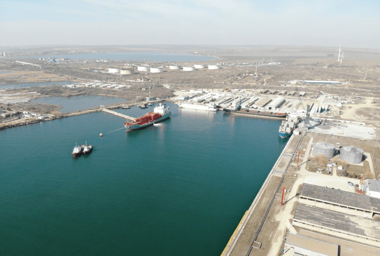 O navă românească, cu cinci marinari la bord, s-a scufundat în România. O persoană a decedat, patru sunt dispărute 