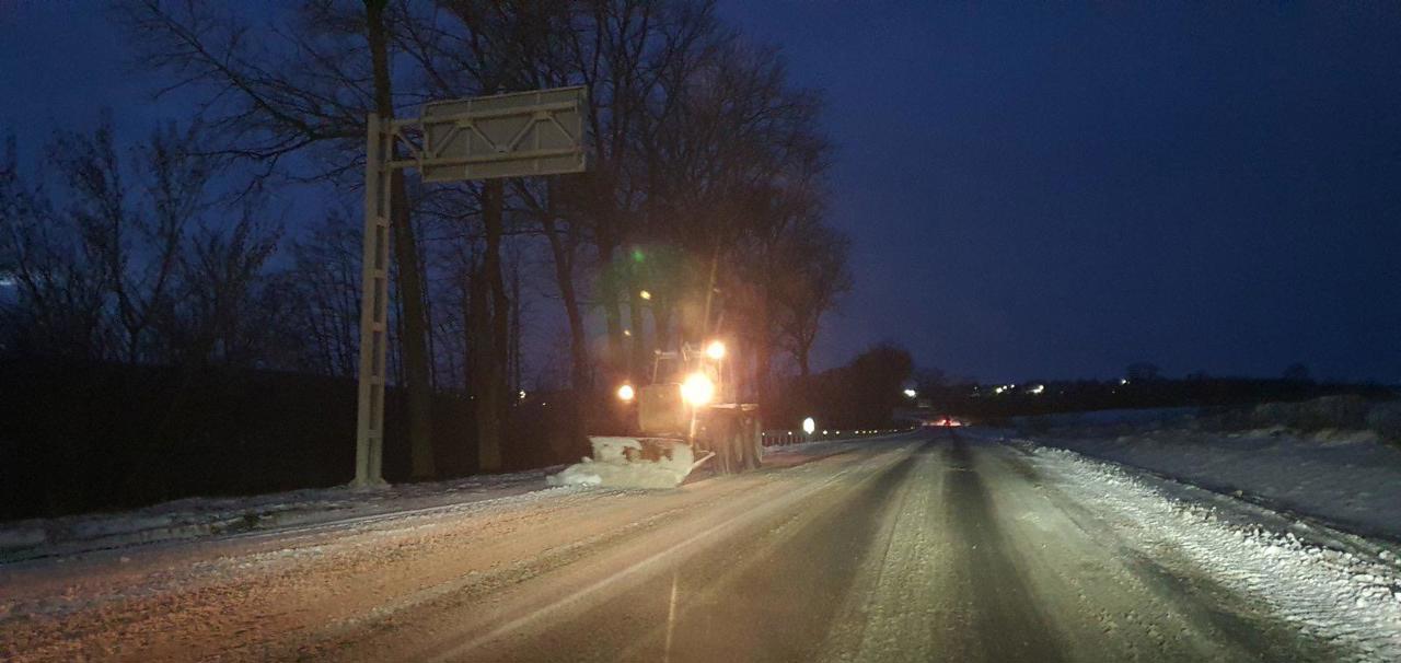 На трассах Молдовы сохраняются сложные зимние условия: за ночь на дорогах распределили почти 150 тонн соли