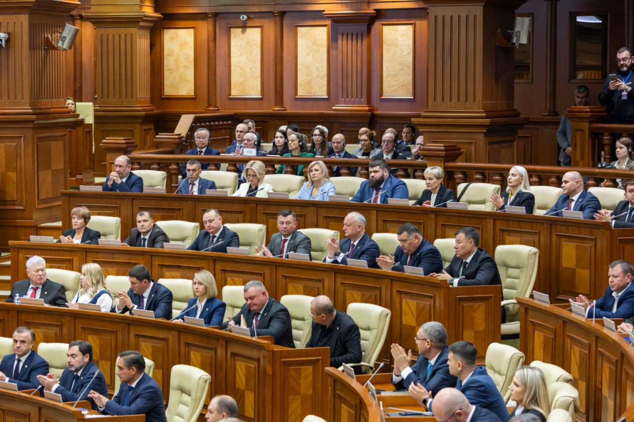 O nouă moțiune a opoziției: Critici la adresa politicilor de protecție socială