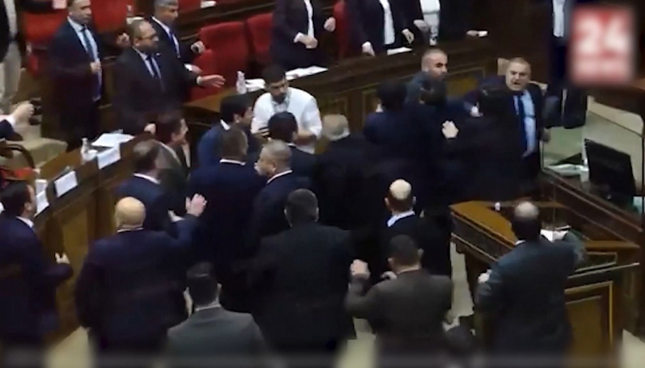 Un schimb de replici între deputați a degenerat într-o altercație fizică în Parlamentul Armeniei