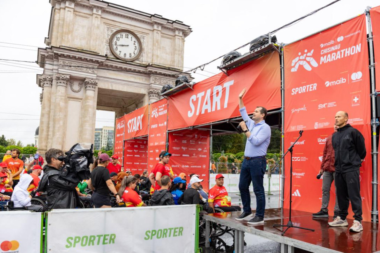 În pofida ploii, peste 10.000 de oameni aleargă la Chișinău Marathon. Premierul Vasile Tofan, mesaj pentru participanți