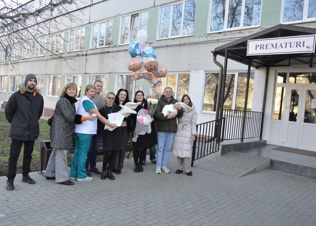 Tripleți, externați de la Institutul Mamei și Copilului după 65 de zile: au fost născuți prematur