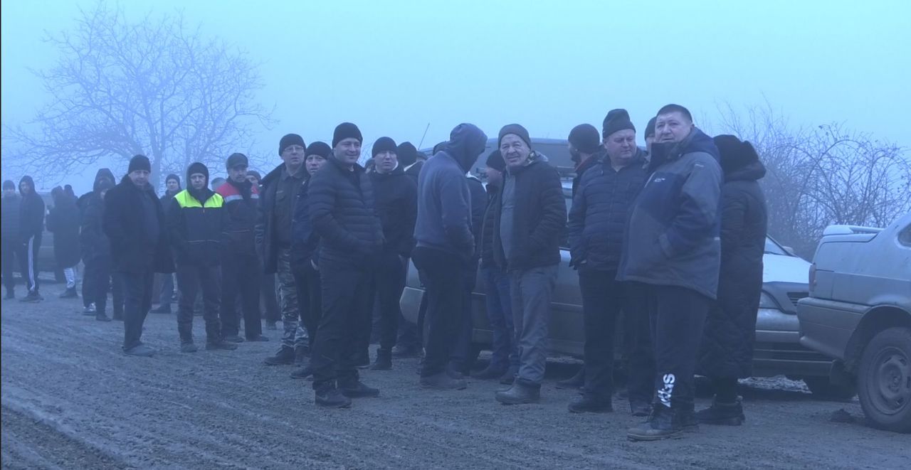 „Suntem un sat uitat”. Locuitorii din Tocuz au ieșit în stradă din cauza drumului impracticabil