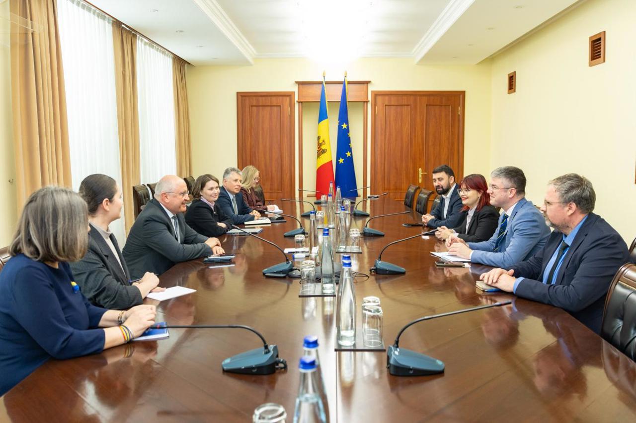 Relațiile „excelente” cu România, evidențiate la o întrevedere a premierului Munteanu cu ministrul român al Economiei