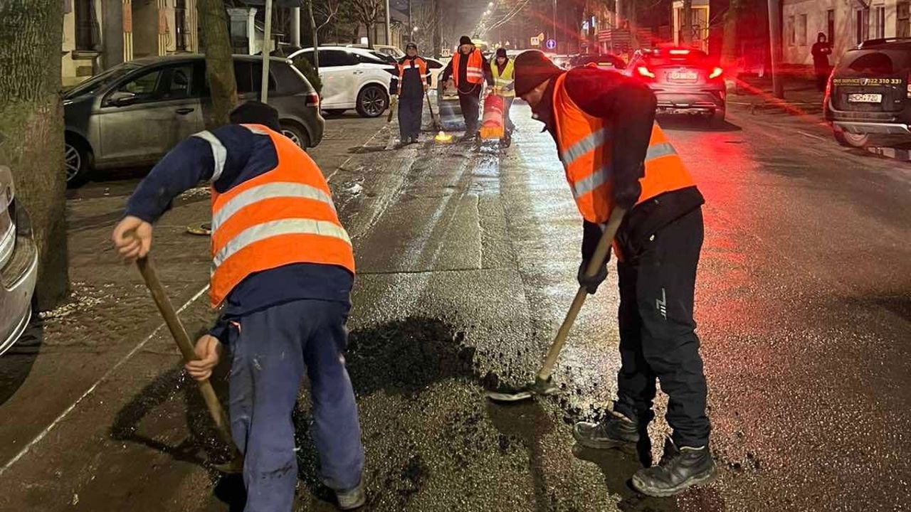 Groapă apărută în centrul Capitalei după o avarie la apă. Drumul va fi reabilitat integral la primăvară