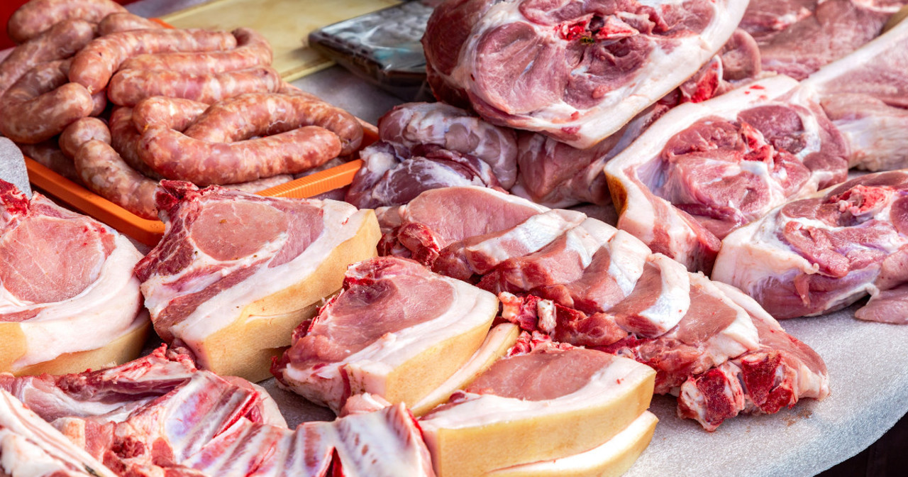 Dispute pe piața cărnii de porc // Producătorii acuză manipulare, procesatorii avertizează că prețurile ar putea crește