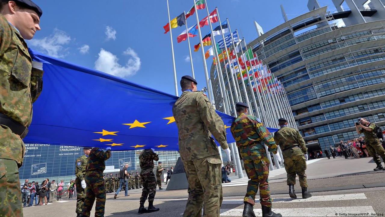 O alianță de eurodeputați solicită consolidarea apărării europene independente de SUA