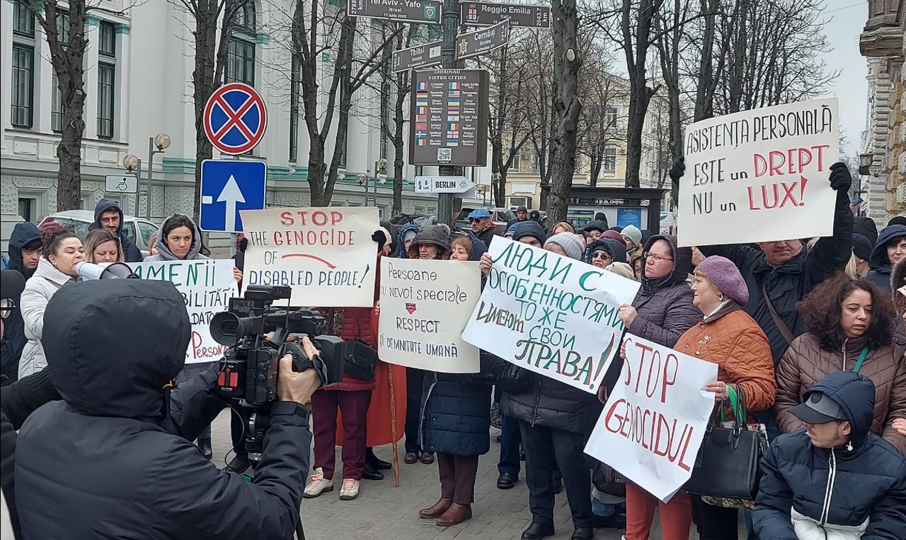 Un nou protest al asistenților personali în fața Primăriei capitalei. Ion Ceban a declarat că Primăria nu este responsabilă de situația creată