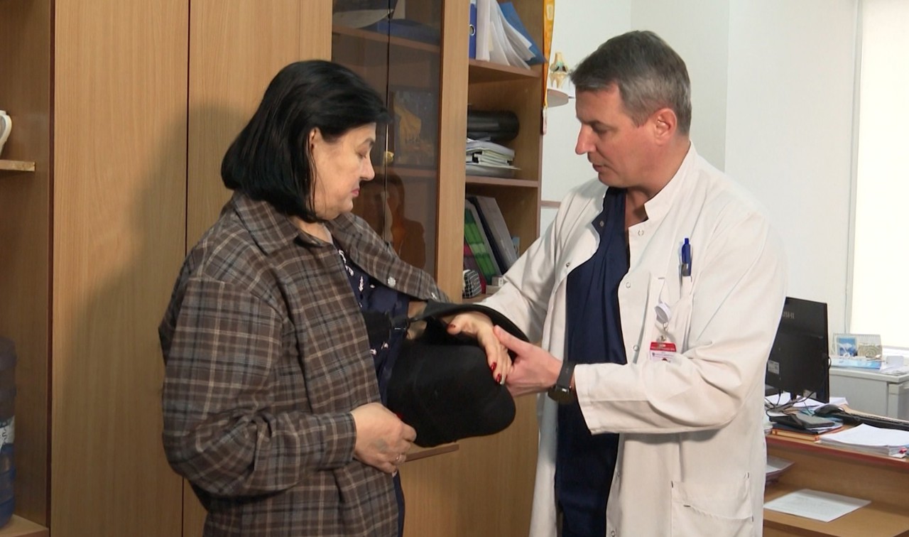 După doi ani de suferință în urma unei căzături pe gheață, o femeie de 65 de ani, operată cu succes la Chișinău 