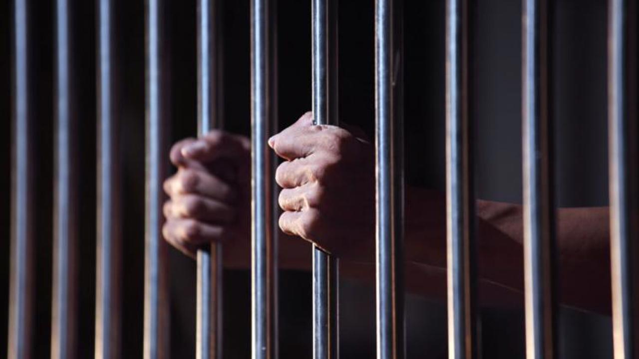 O fetiță de nouă ani din raionul Hâncești ar fi fost violată de vecin: Suspectul, în vârstă de 55 de ani, a fost reținut 
