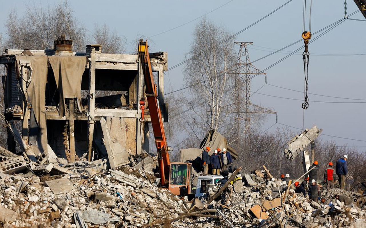 Makiivka: Russia blames missile attack on troops' phone use