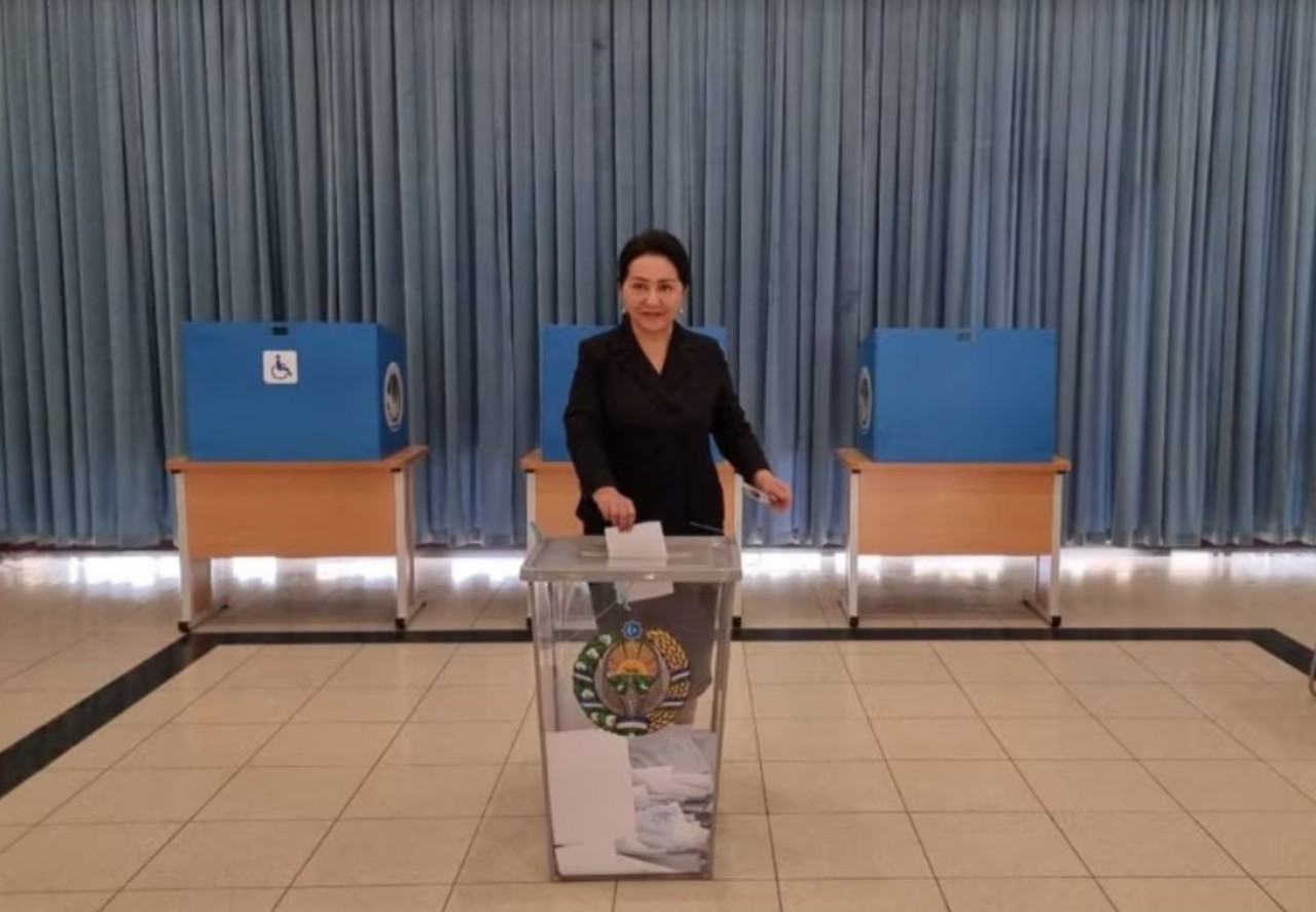 Uzbecii votează modificări constituționale care-l pot menține pe actualul președinte la putere