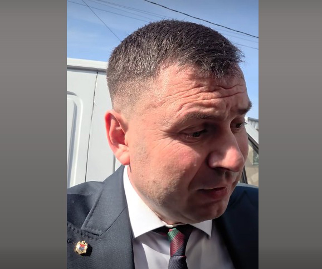 Doi bărbați au fost reținuți, după ce l-au stropit cu apă pe liderul Partidului „Democrația Acasă”