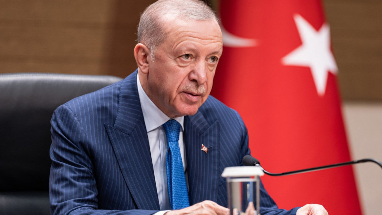 Erdogan a avut discuții telefonice cu Macron și Putin și s-a declarat gata să găzduiască negocieri de pace