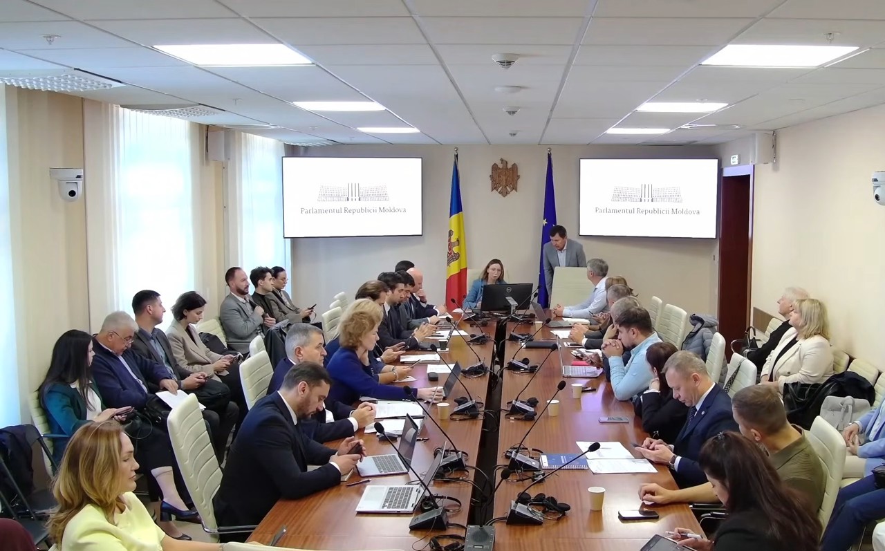 Cazarea muncitorilor din Nepal: Angajatorii solicită autorizarea spațiilor nelocative și a containerelor
