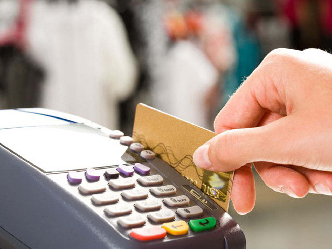 Cardurile Visa și Mastercard dispar treptat din Rusia. Sberbank notifică primii clienți