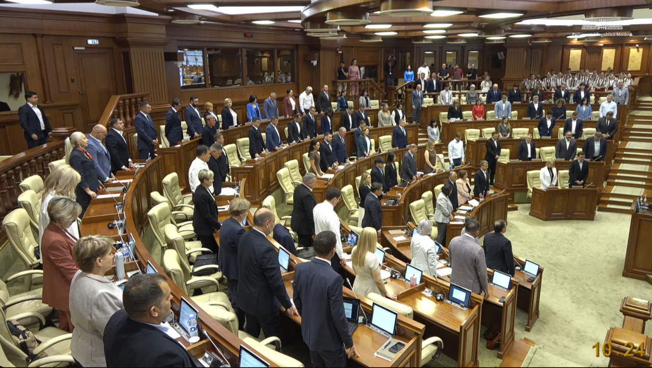 Minut de reculegere în Parlament pentru victima de la Măgdăcești. Vor fi organizate audieri publice pe tema violenței împotriva femeilor