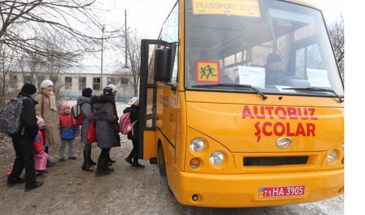 В этом году будет закуплено и распределено по округам 70 новых школьных автобусов.