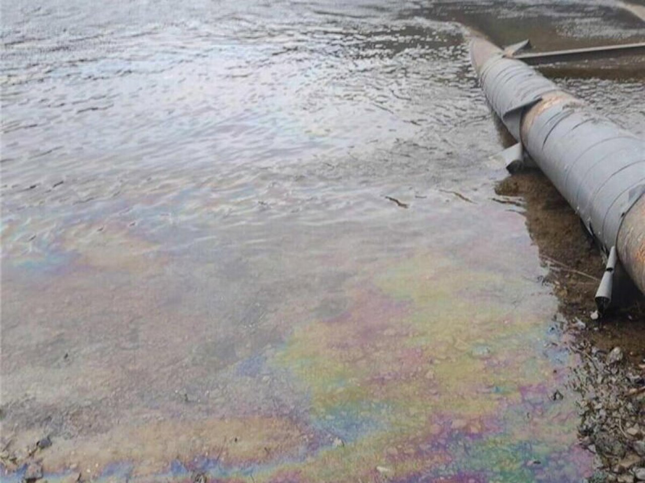 Kievul confirmă: Scurgerea de produse petroliere în Nistru ar fi fost provocată de bombardamentele rusești