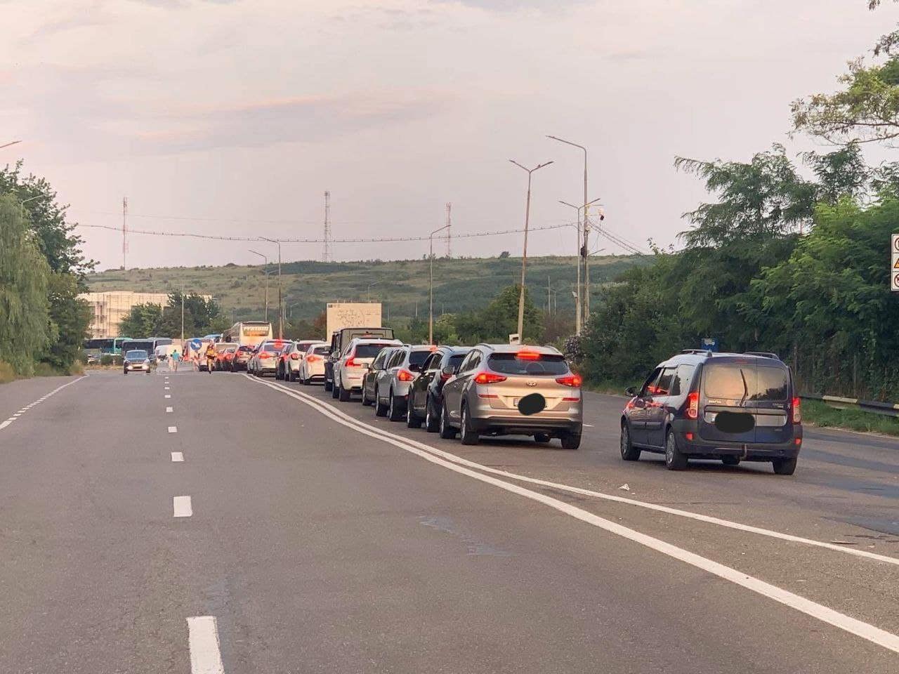 Заторы на таможне Леушень-Альбица. Путешественникам рекомендуется выбирать другие пункты пропуска