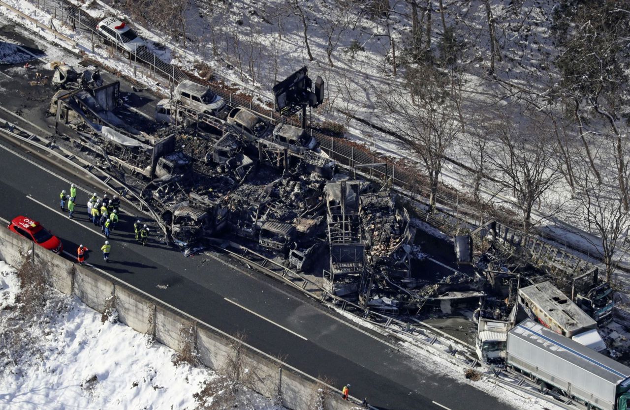 Doi morți și 26 de răniți într-un accident rutier cu 67 de vehicule pe o autostradă la nord-vest de Tokyo