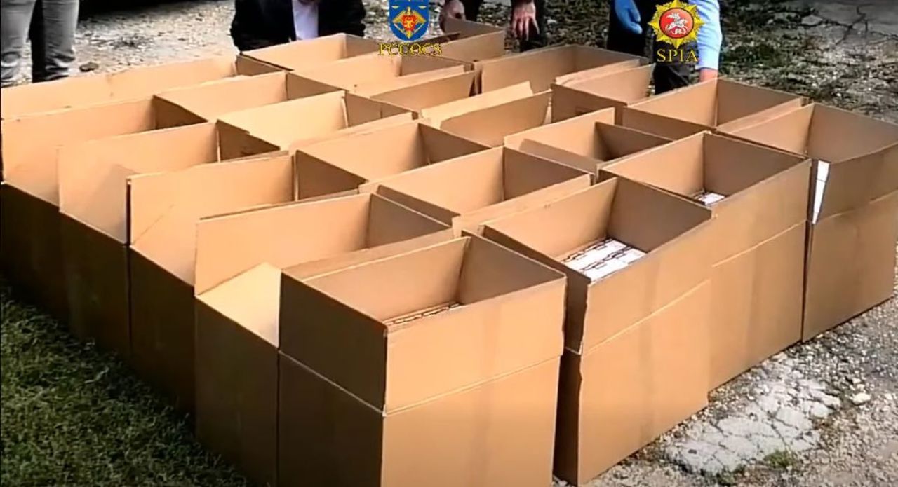 Țigări și 500.000 de lei, ridicați în urma unor percheziții de amploare la Chișinău 