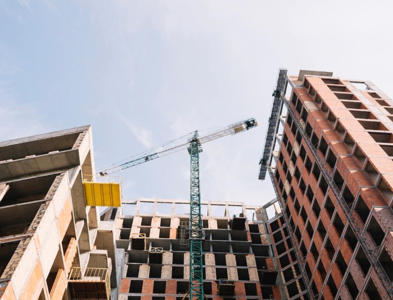 Impas pe piața imobiliară: Vânzările se prăbușesc, în timp ce statul reclamă prețuri artificiale