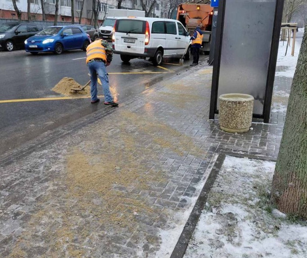 Atenție, lapoviță și ghețuș! Deținătorii de magazine din capitală și case particulare, îndemnați să intervină 