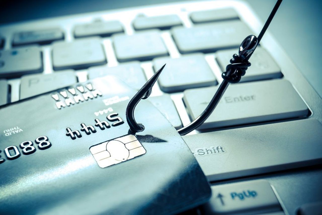 Escrocherie cu „meditații online”: Cum sunt păcăliți profesorii să-și dea datele bancare