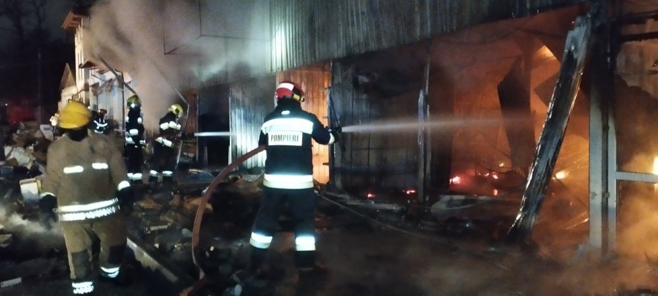 Incendiul devastator din perimetrul Pieței Centrale a fost stins după șapte ore de intervenții