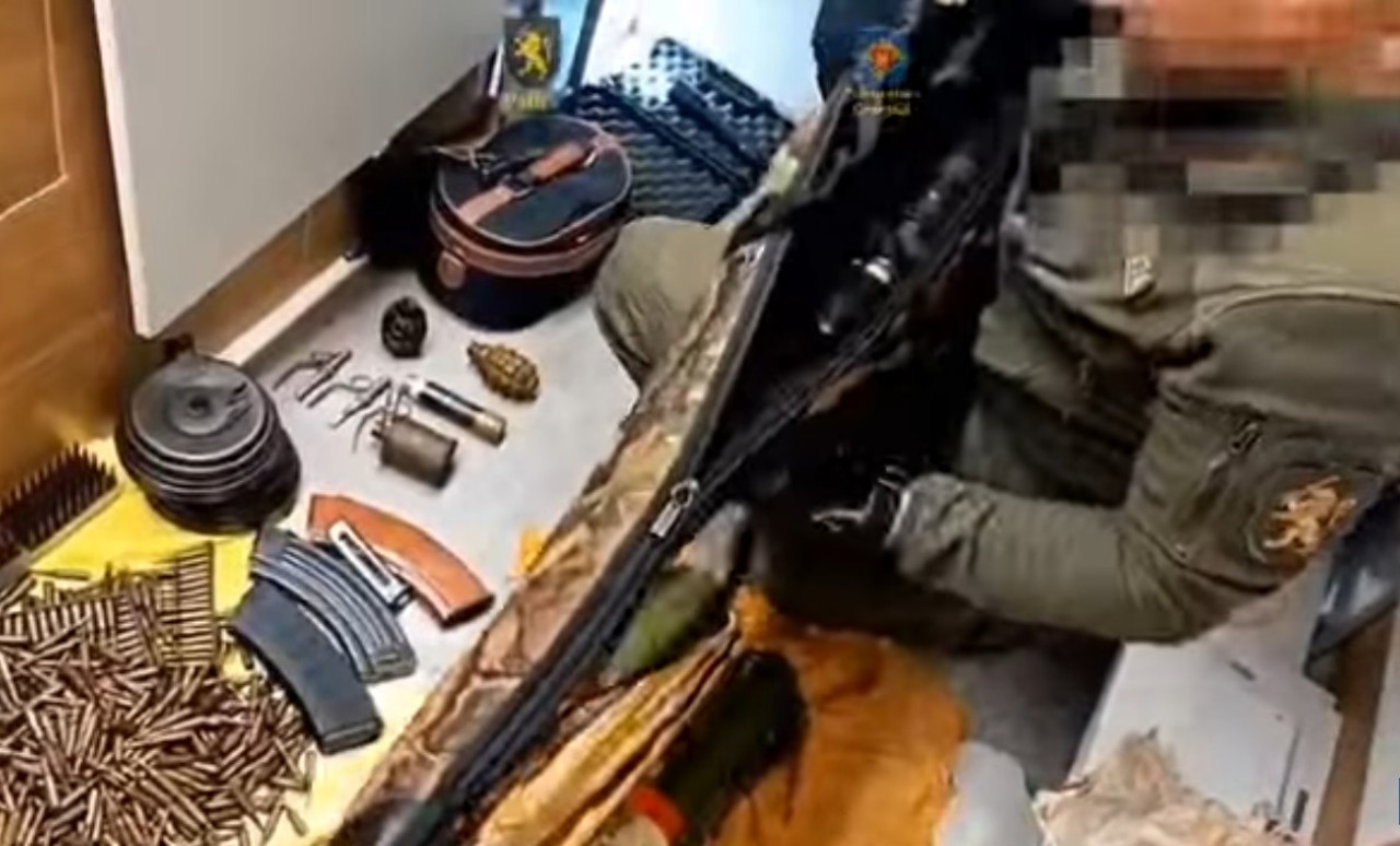 Liderul unei grupări care șantaja cetățeni din Europa, reținut în Chișinău: 16 arme de foc, 10.000 de cartușe și grenade, ridicate de oamenii legii