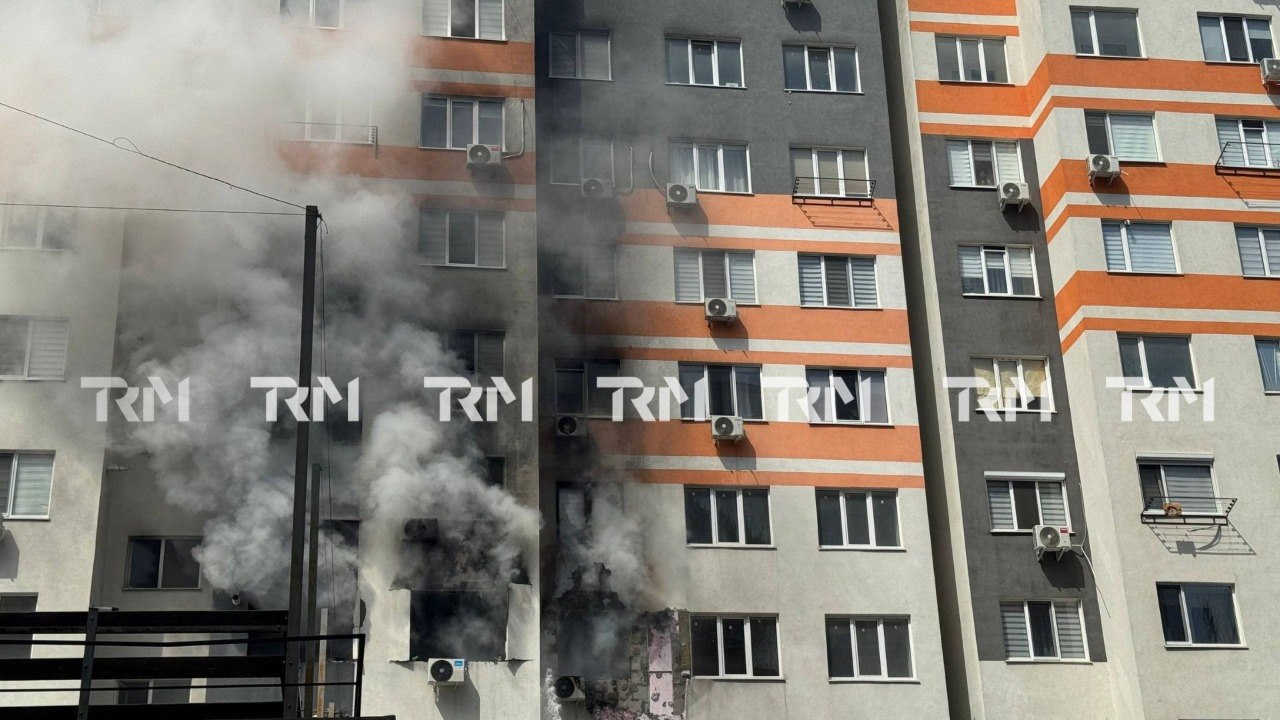 VIDEO | Incendiu într-un apartament de la Telecentru. Proprietara locuinței s-a ales cu arsuri