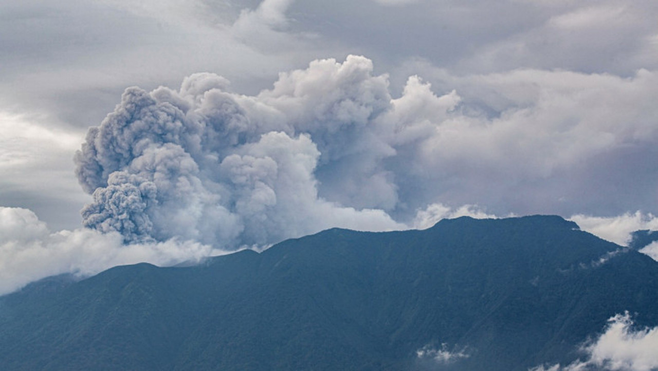Un vulcan din Indonezia a erupt. Norul de cenușă a ajuns la trei kilometri înălțime