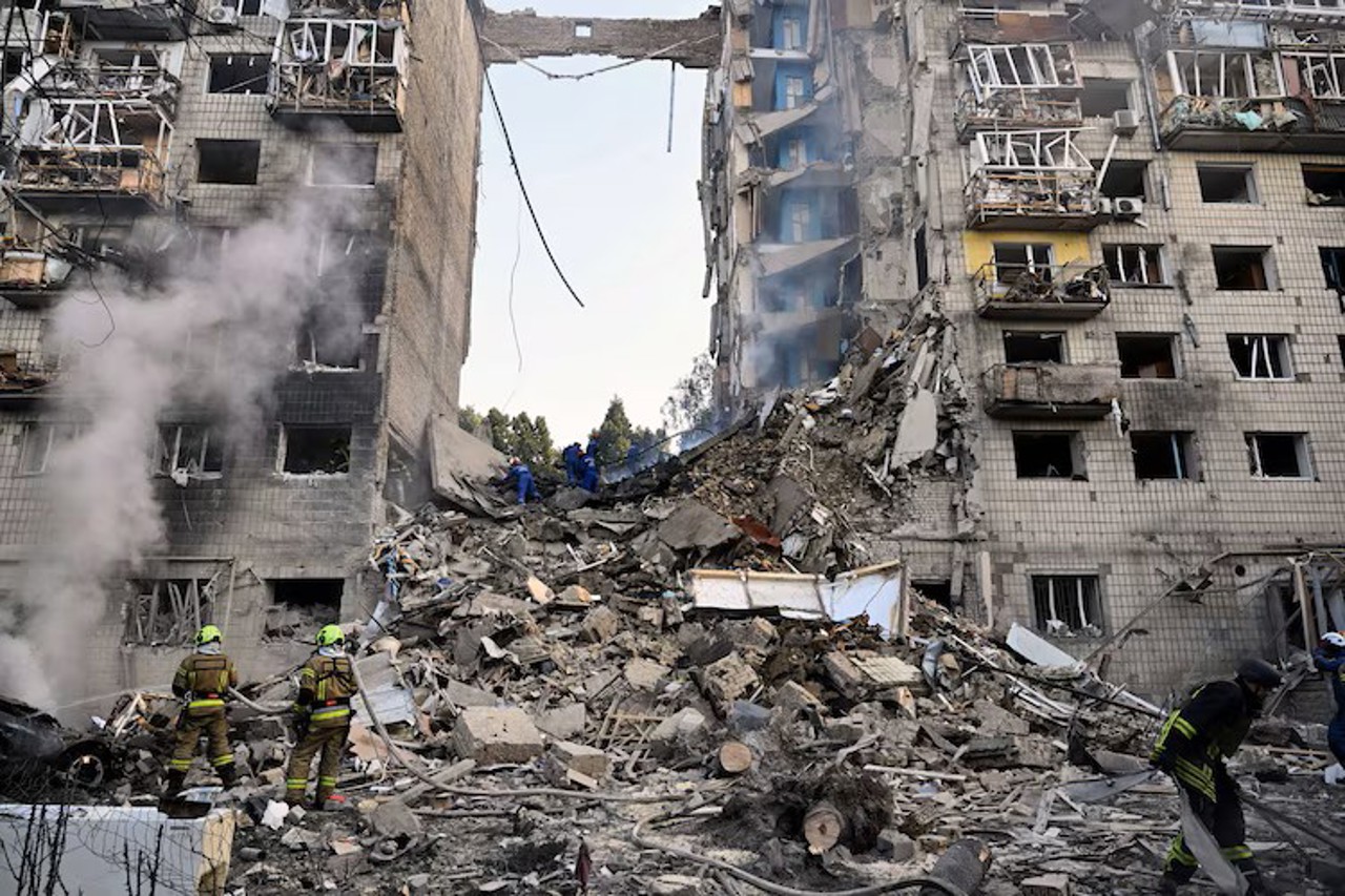 Putin numește blocul lovit din Kiev „un obiectiv militar”. Zelenski: „Rusia alege crimele”